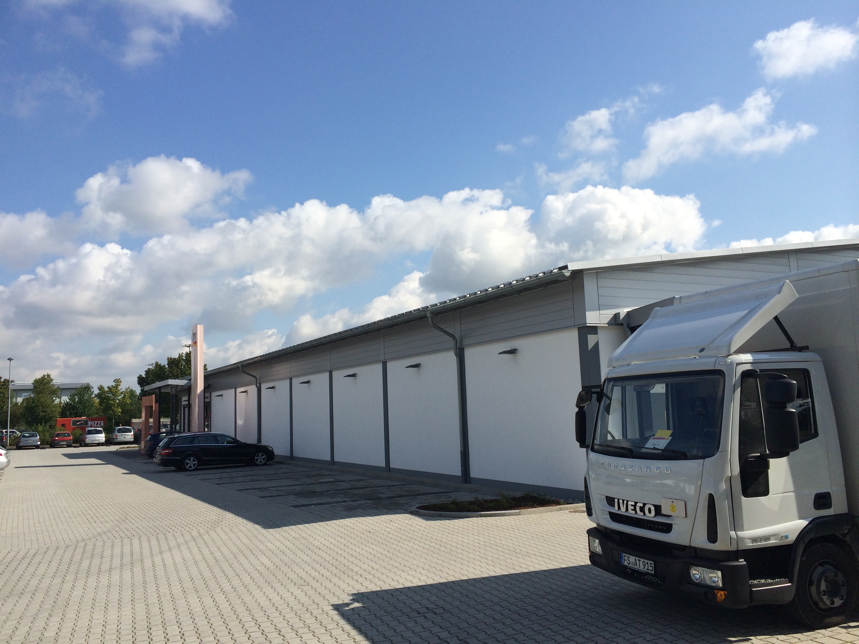  Spenglerarbeiten: - Dachdeckung mit Aluminium RIB ROOF 500, ca. 800m²  - Dachentwässerung, Titanzink vorbewittert - Fassadenverkleidung mit Aluminium Panele, PREFA  Flachdachabdichtung: - FPO Bahn, ca. 300m²  