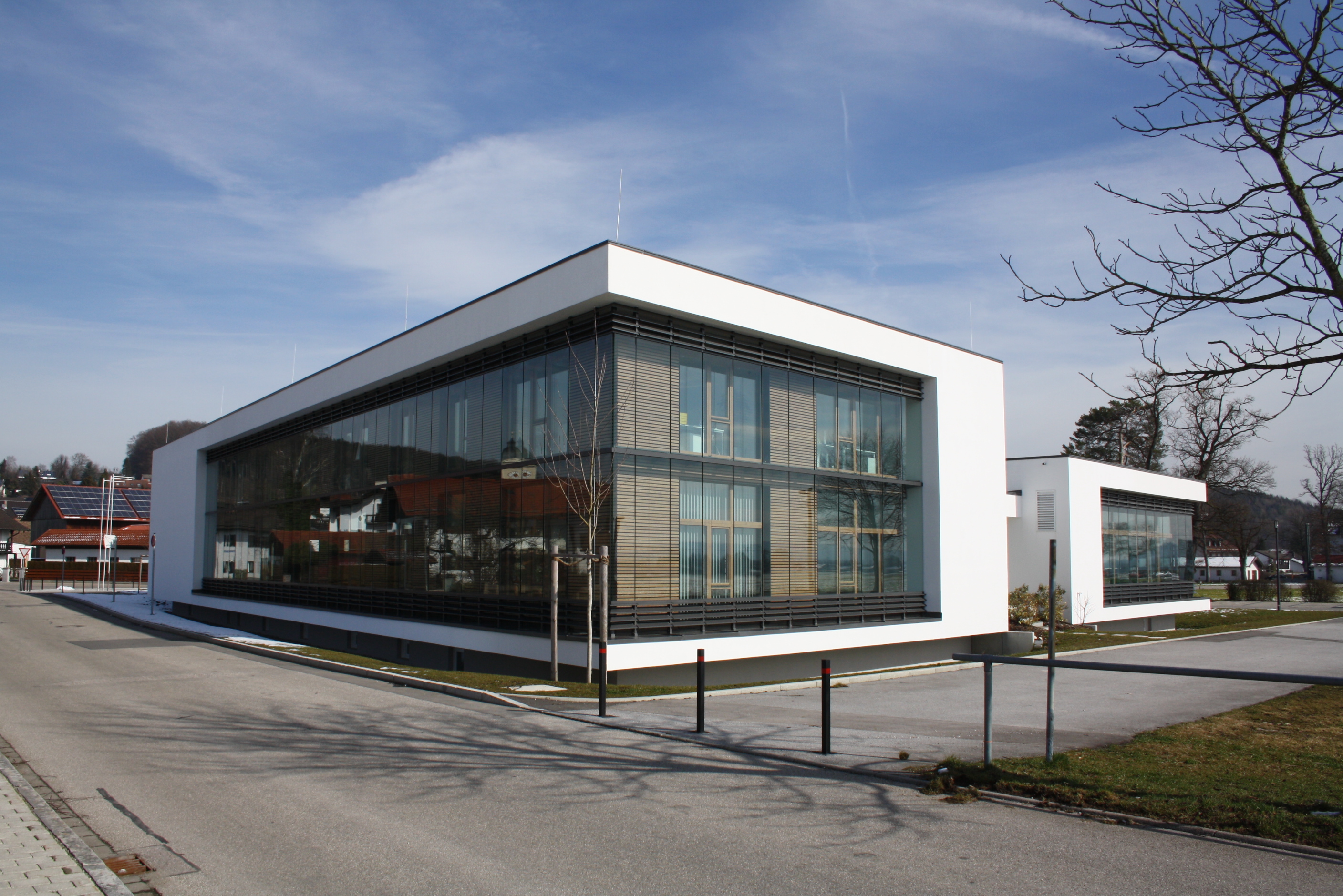  Spenglerarbeiten: - Blechdach, Trapezblech Domico verlegt, ca. 880m²  - Fassadenverkleidung - Attikaverblechung - Untersicht aus AL Konvex gewölbt - Lüftungskanäle Verkleiden AL 1mm, DB 703  Flachdach: - Dachform Konkav gewölbt, Tragschale auf Binder verlegt - Dampfsperre, Dämmung Rockwool - Flachdach mit FPO Bahn abgedichtet, ca. 1100m²  