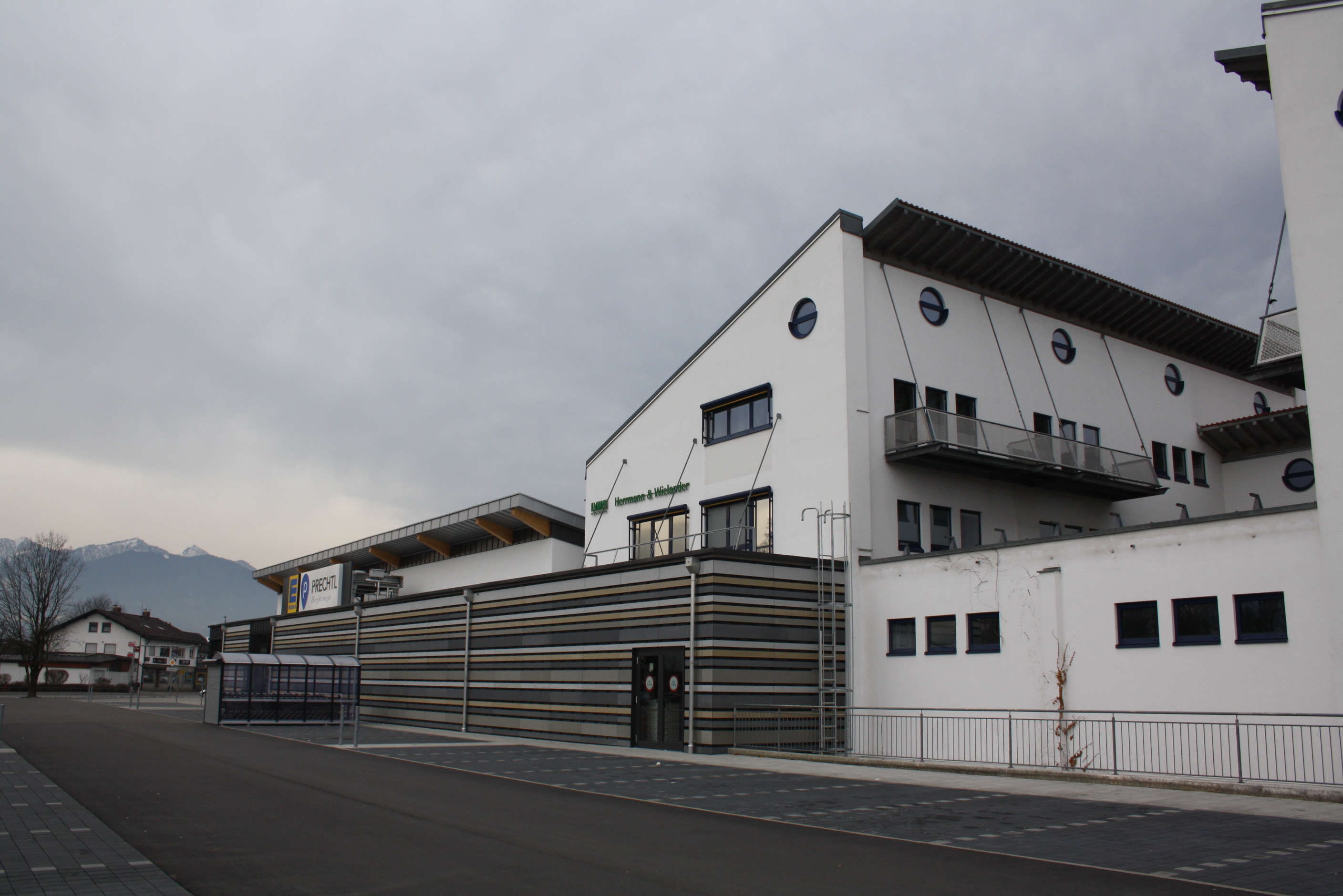  Spenglerarbeiten: - Blechdach, Trapezblech Domico verlegt, ca. 880m²  - Fassadenverkleidung - Attikaverblechung - Untersicht aus AL Konvex gewölbt - Lüftungskanäle Verkleiden AL 1mm, DB 703  Flachdach: - Dachform Konkav gewölbt, Tragschale auf Binder verlegt - Dampfsperre, Dämmung Rockwool - Flachdach mit FPO Bahn abgedichtet, ca. 1100m²  