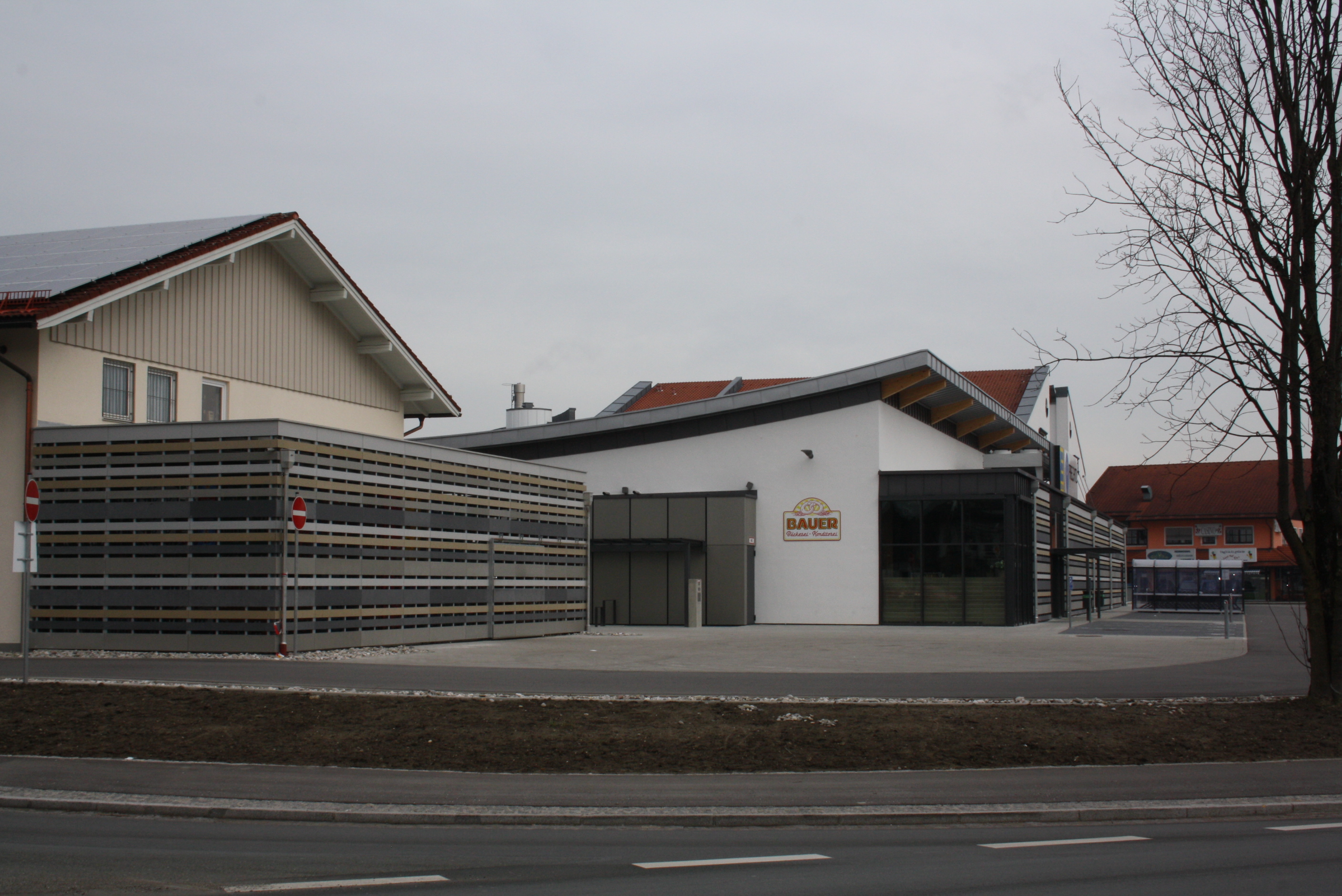  Spenglerarbeiten: - Blechdach, Trapezblech Domico verlegt, ca. 880m²  - Fassadenverkleidung - Attikaverblechung - Untersicht aus AL Konvex gewölbt - Lüftungskanäle Verkleiden AL 1mm, DB 703  Flachdach: - Dachform Konkav gewölbt, Tragschuhe auf Binder verlegt - Dampfsperre, Dämmung Rockwool - Flachdach mit FPO Bahn abgedichtet, ca. 1100m²  