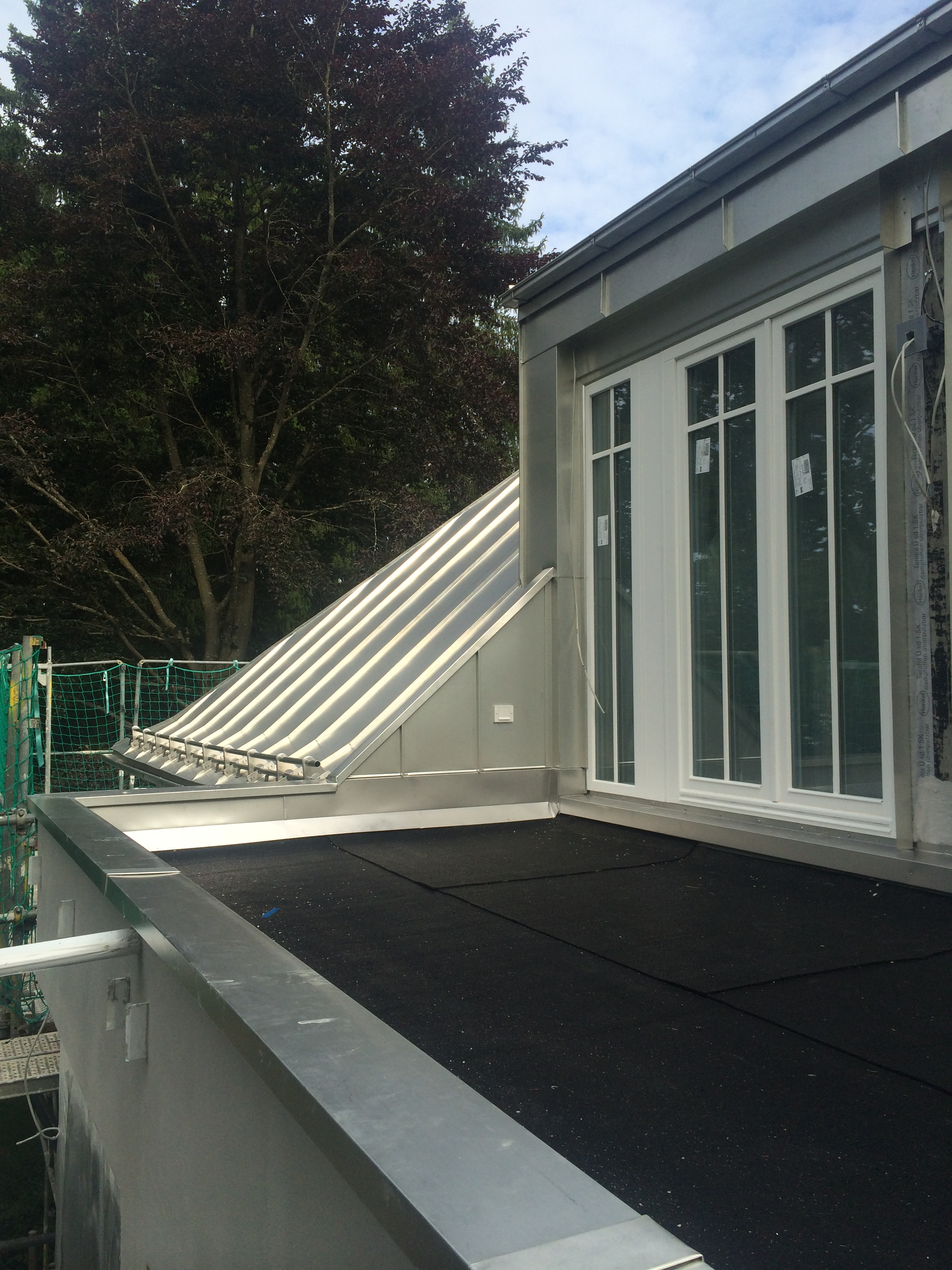  Spenglerarbeiten: - Walmdach, Dachdeckung in Uginox 0,5mm im Stehfalzsystem, Dachflächenfenstereinfassen - Rohrschneefang, Kaminkehrer Verkehrswege 