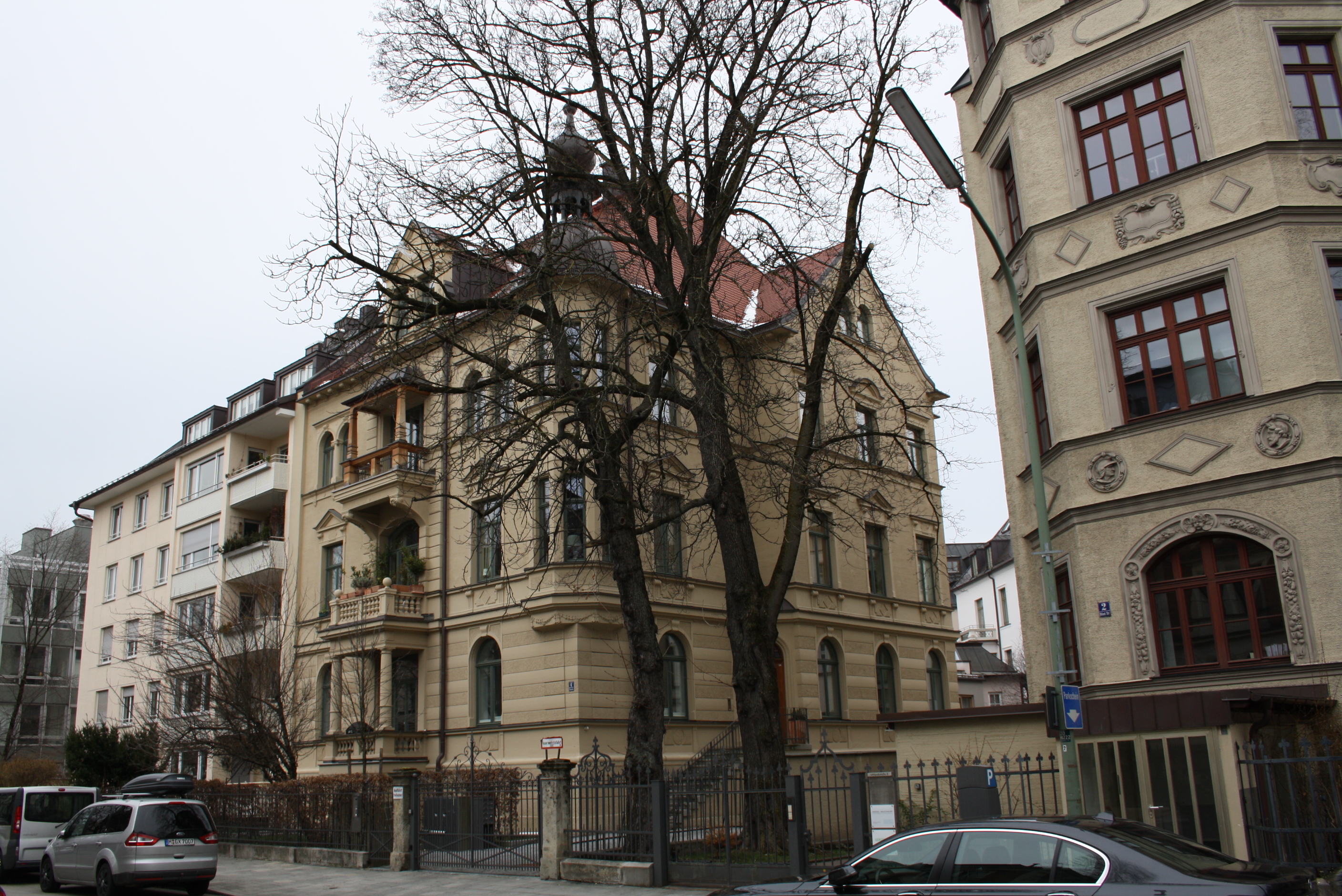  Spenglerarbeiten: - Zwiebelturmverblechung in Kupfer - Blechdach Konvex/Konkav geschwungen in Kupfer - Gesimsbleche in Kupfer  Fachdach: - Abgedichtet mit FPO Bahnen ca. 300m²  - Dachbegrünung  