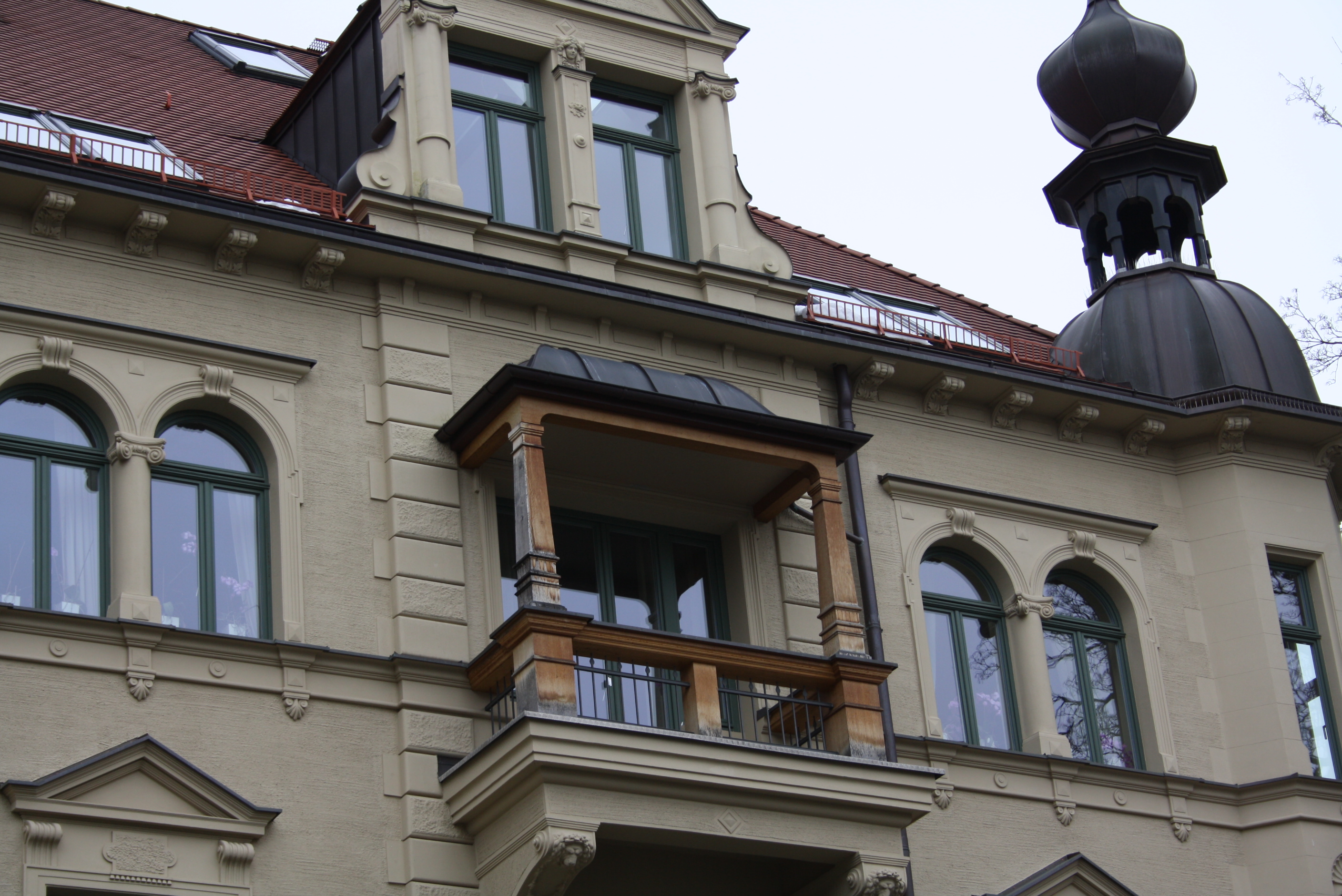  Spenglerarbeiten: - Zwiebelturmverblechung in Kupfer - Blechdach Konvex/Konkav geschwungen in Kupfer - Gesimsbleche in Kupfer  Fachdach: - Abgedichtet mit FPO Bahnen ca. 300m²  - Dachbegrünung  