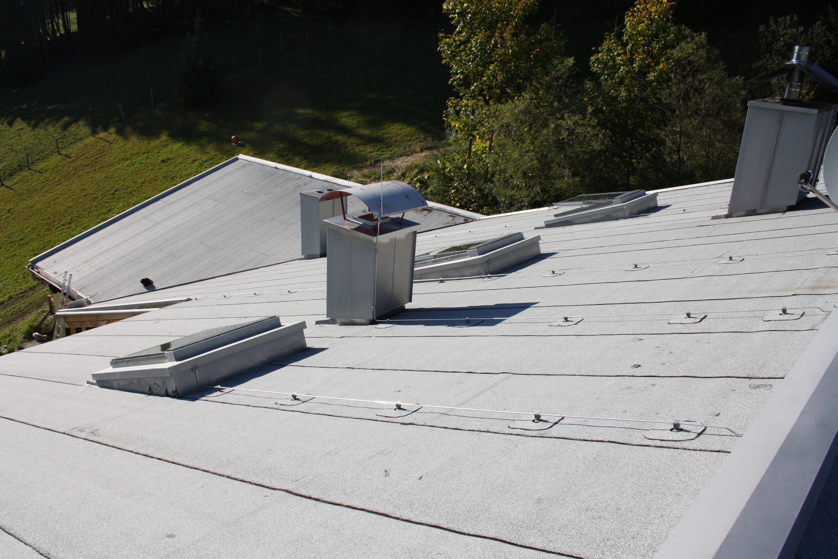  Spenglerarbeiten: - Abriss altes Blechdach - Aufdachdämmung - Dachfenster einbauen - Entwässerung/Verblechung in Uginox 0,5mm - Dachabdichtung mit Bitumen ca. 1000m² - Blitzschutzanlage 