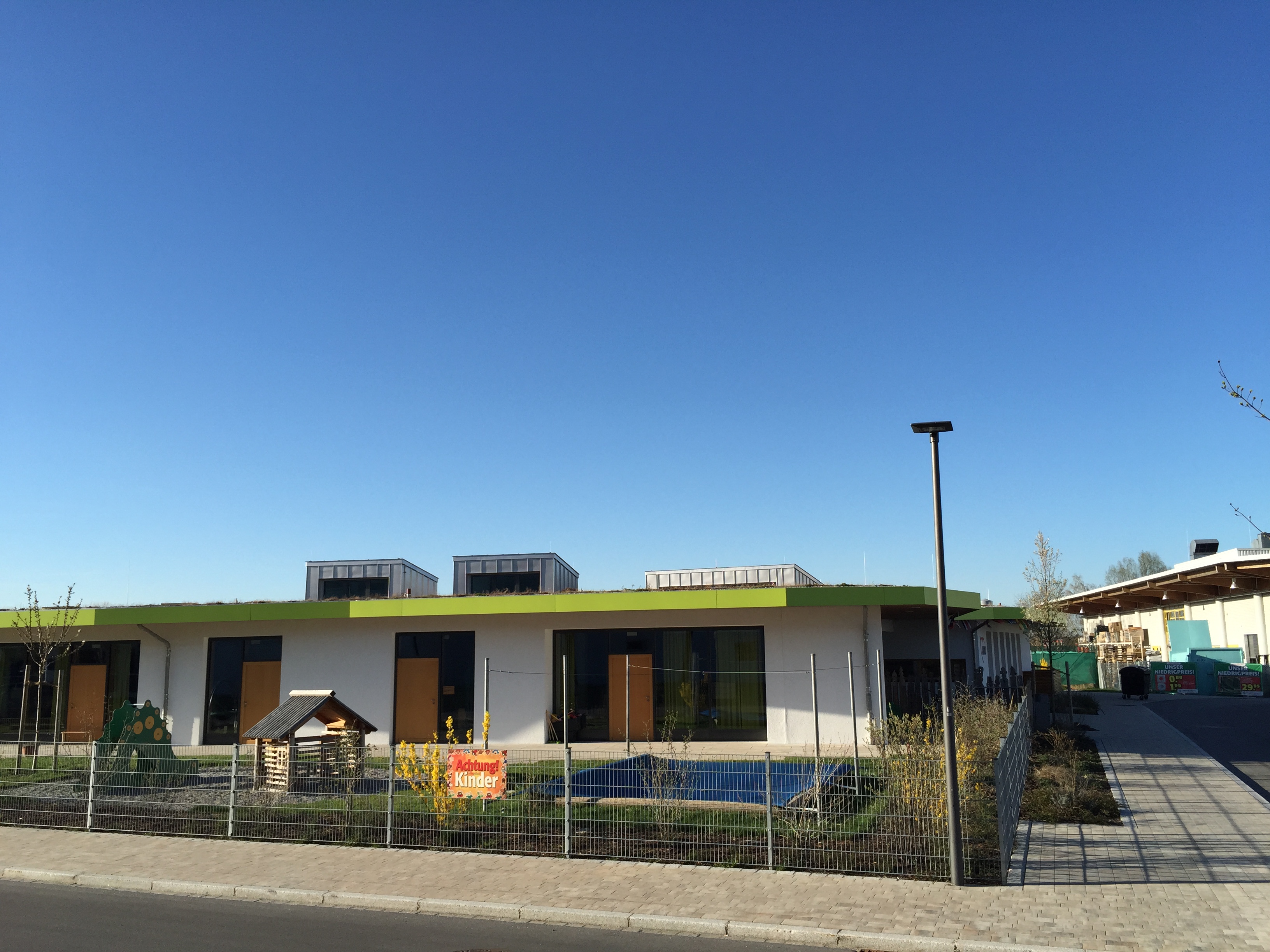  Spenglerarbeiten: - in Uginox 0,5mm  Fassadenstreifen: - FunderMax Platten  	Farbe: 0725 	Yellowish 		Green NCS: S 	1060-G60Y 