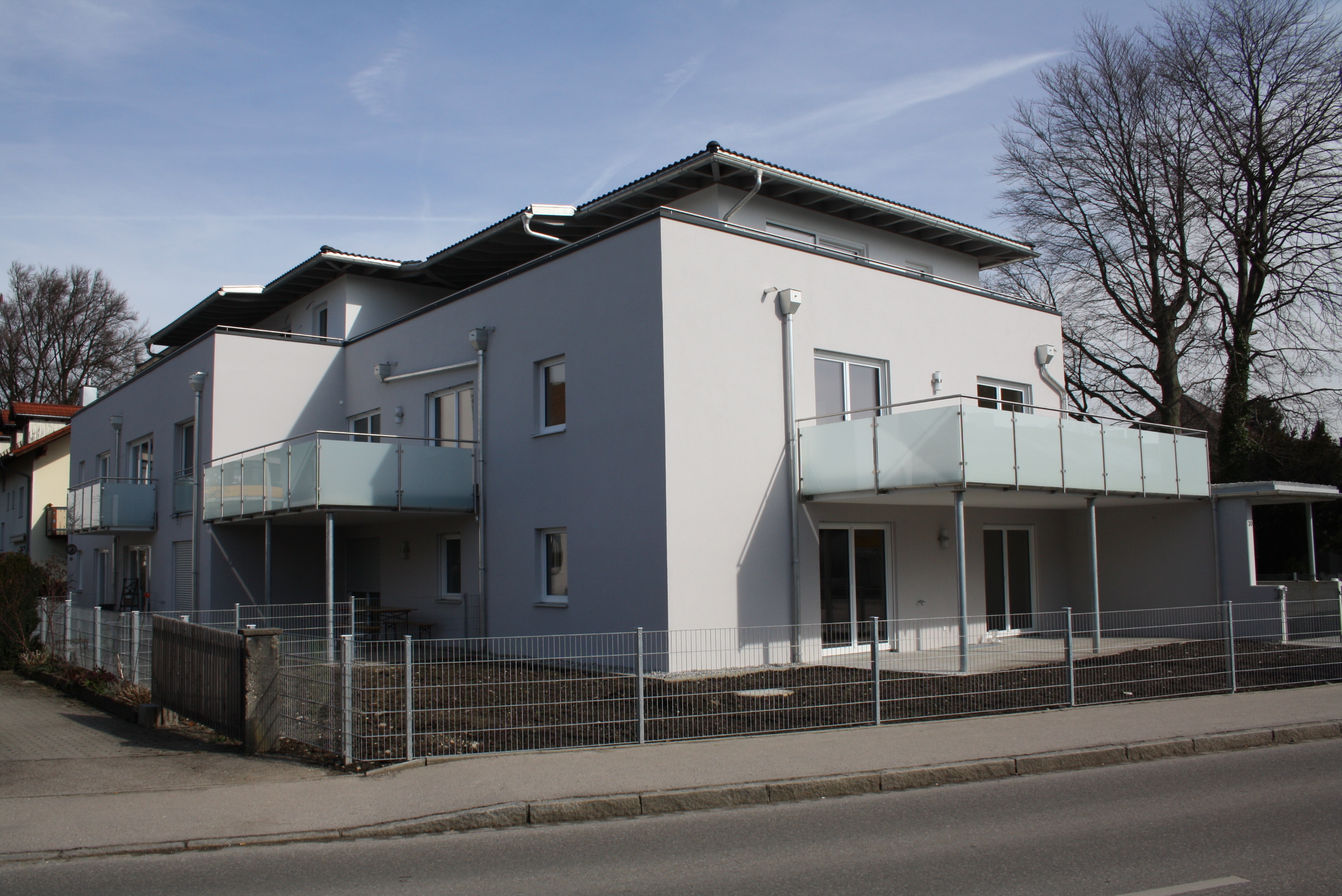  Spenglerarbeiten: - Dachentwässerung in Uginox 0,5mm - Attikaverblechung in Aluminium PREFA P10  Abdichtungsarbeiten: - Dachterassen, Tiefgarage, mit FPO, Bahn  Isolierung: - Dachterasse mit PUR, Dämmung 