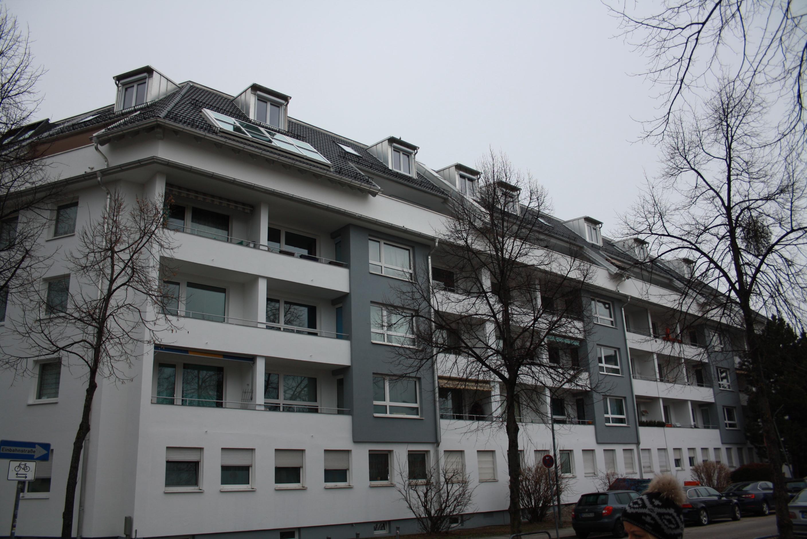  Spenglerarbeiten: - Blechdach in Uginox 0,5mm im Stehfalzsystem, ca. 350m²  - Entwässerung in Uginox 0,5mm, ca 280m, Dachrinne - Schleppdachgauben 23 Stück  Abdichtungsarbeiten: - Flachdach, Loggia, Laubengang, ca. 300m²  