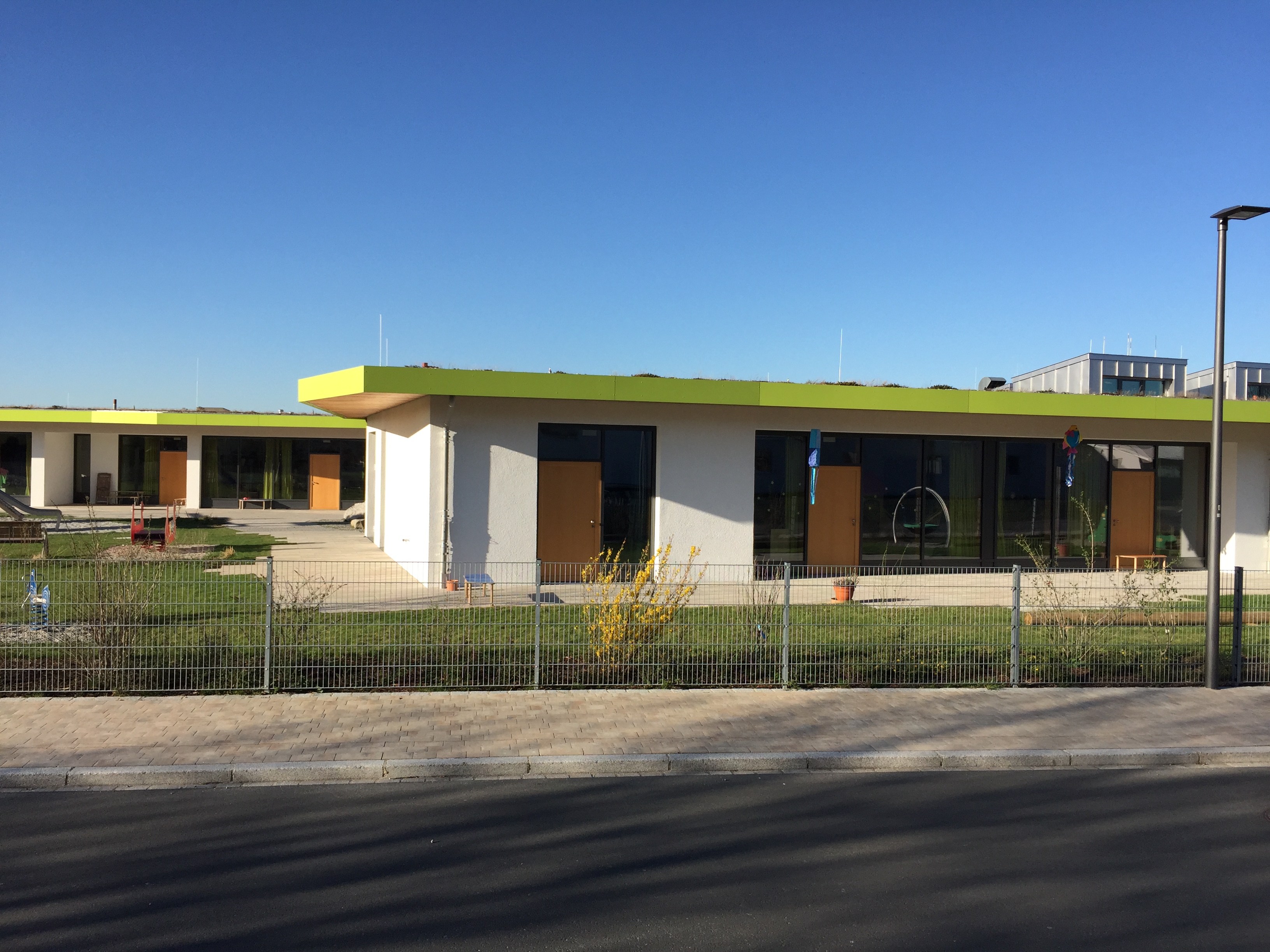  Spenglerarbeiten: - in Uginox 0,5mm  Fassadenstreifen: - FunderMax Platten  	Farbe: 0725 	Yellowish 		Green NCS: S 	1060-G60Y 