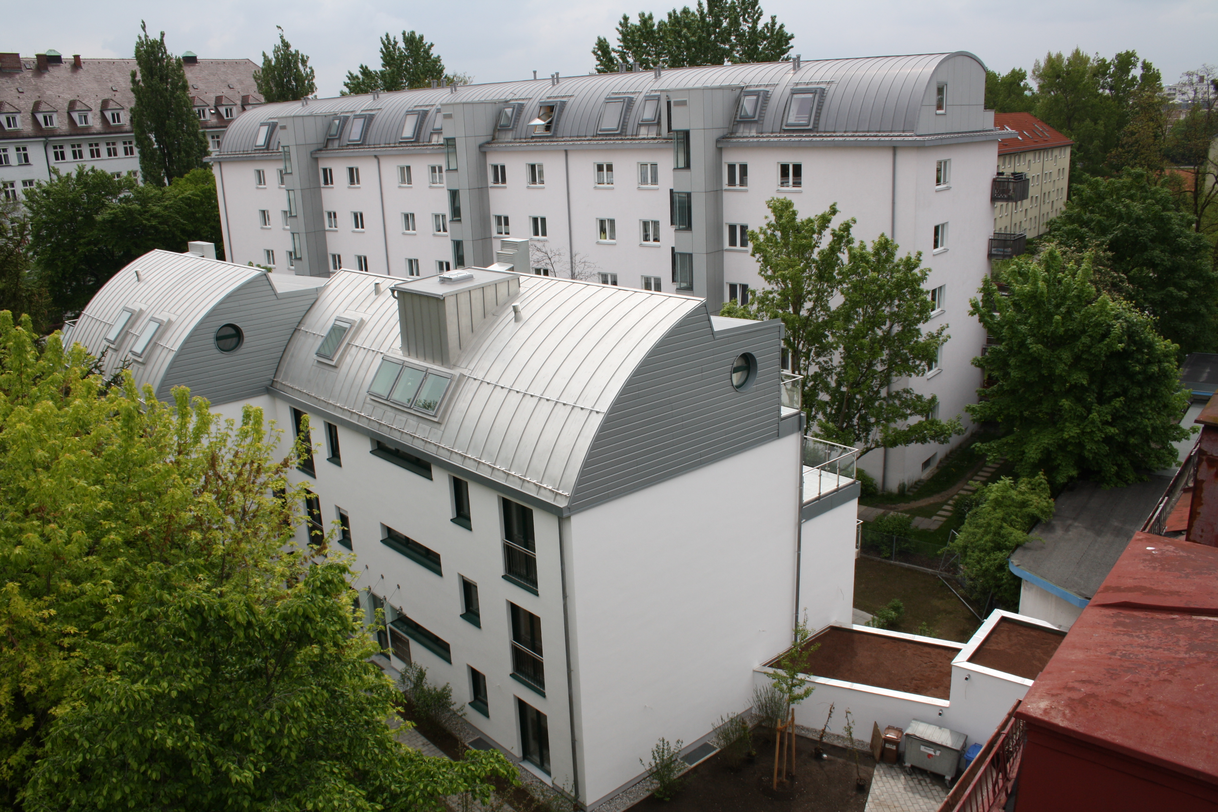  Spenglerarbeiten: - Halbes Tonnendach mit Uginox 0,5mm im Stehfalzsystem - Rohrschneefang in Dachentwässerung in Uginox 0,5mm  Flachdach: - mit PVC Bahnen abgedichtet  Fassadenverkleidung: Rheinzink SP Line 