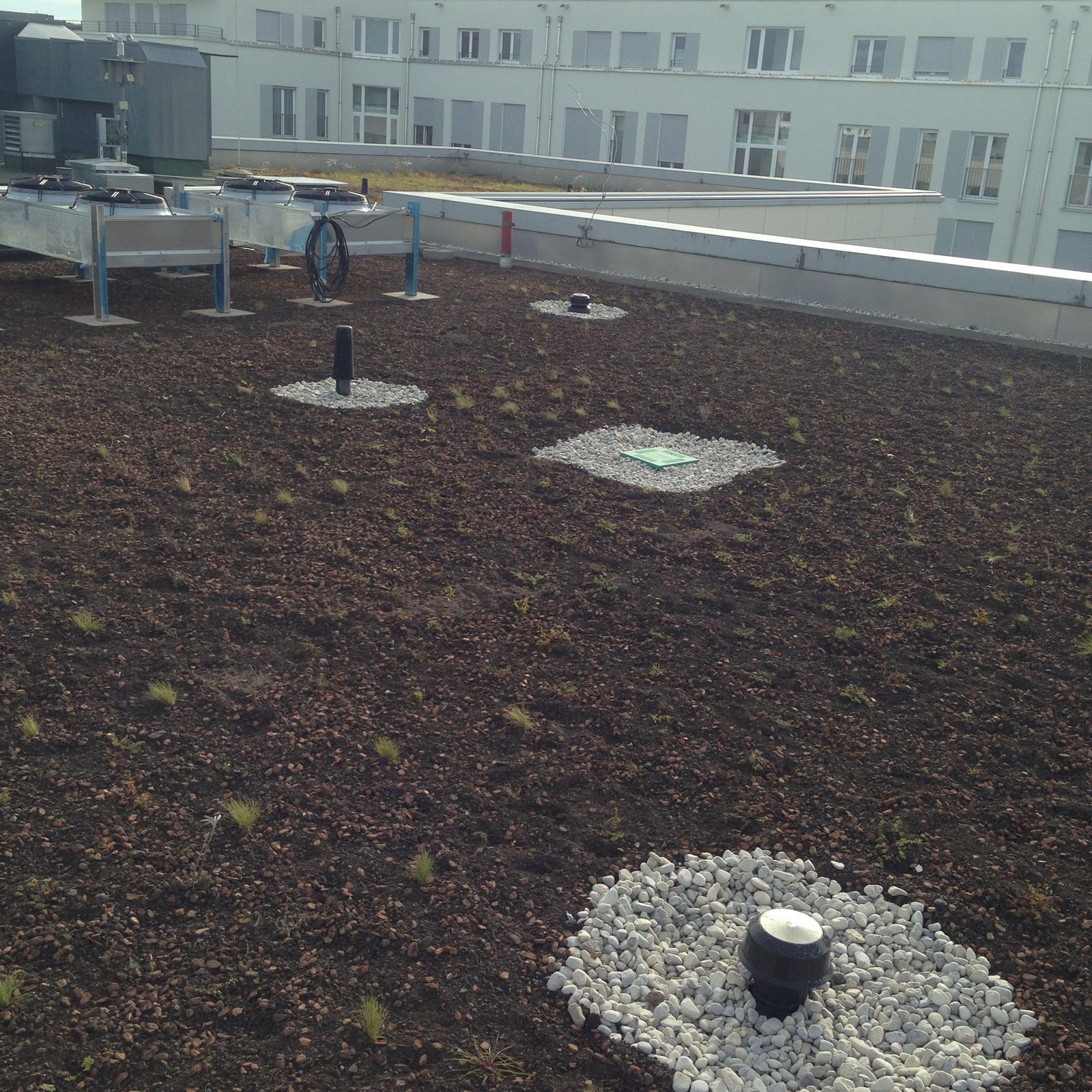  Detail: Musterarbeiten: Gauben, Anschlüsse, Kamineinfassung, Verkleidung, Fensterblech-Einfassungen, Taubenabwehr, Sockelblech, Isolierung, Rohrschneefang,…  Garten: Spenglerarbeiten: Blechdeckung in Kupfer 0,6mm, im Stehfalzsystem 