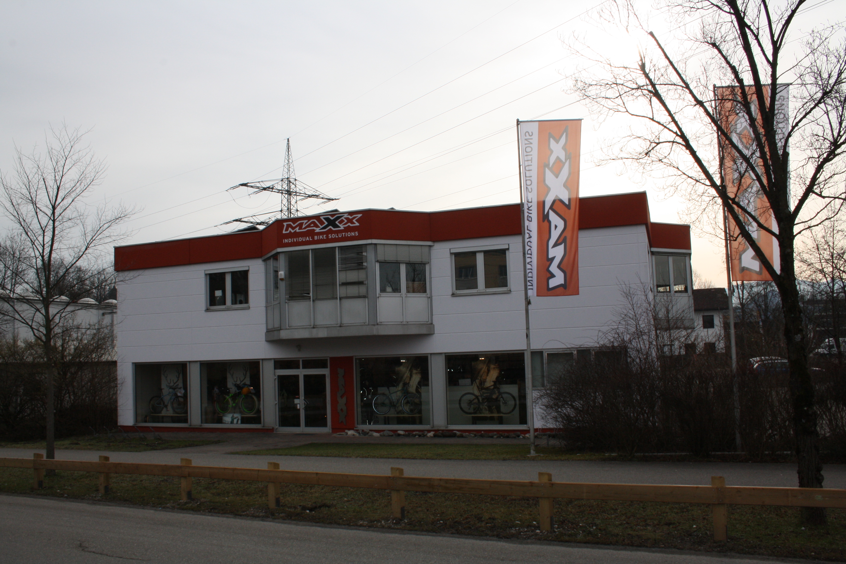  16 Fam.: FPO Bahn, Abdichtung Balkon ca. 300m²; FPO Bahn, TG Abdichtung ca. 200 m²; Spenglerarbeiten in Uginox 0,5mm // MAXX: Flachdachsanierung 